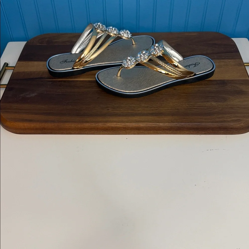NWOT Elegant Gold and Silver Women's Sandals Size 38 EU (7.5-8 US) - Picture 2 of 4
